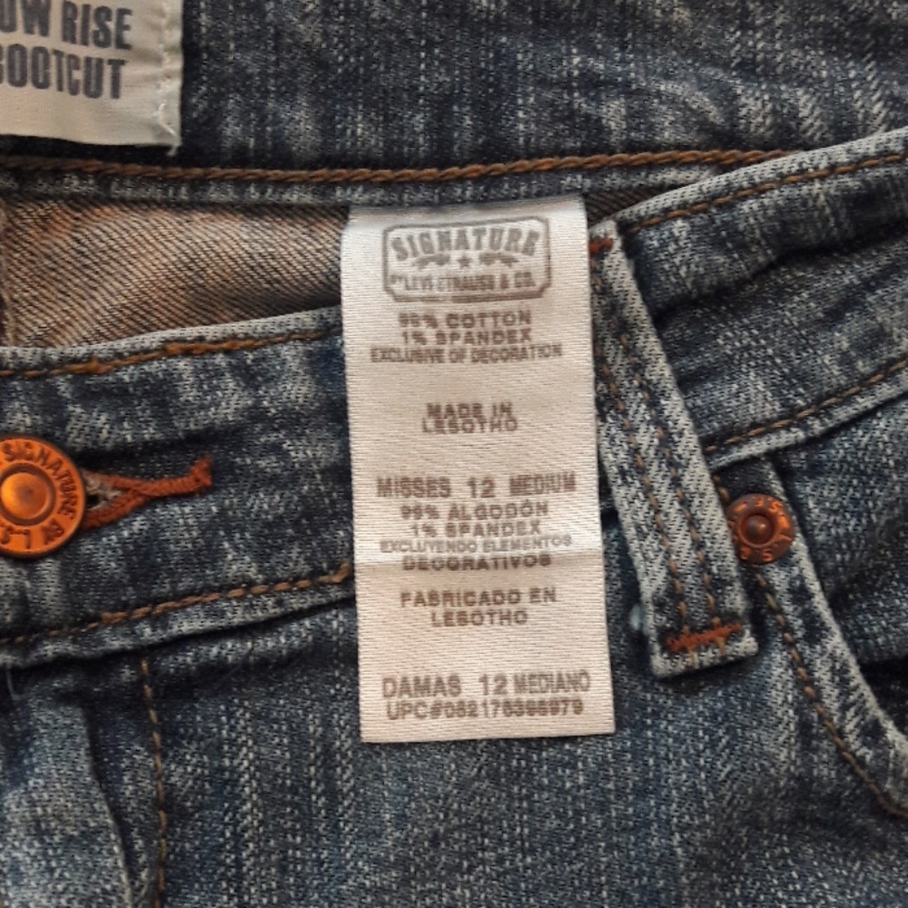 Signature Levis - Picture 3 of 3